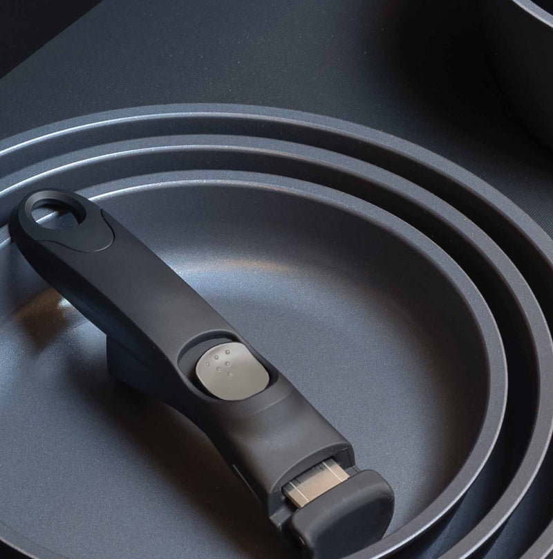 Set 2 padelle cm 24/28, casseruola16 cm + manico staccabile