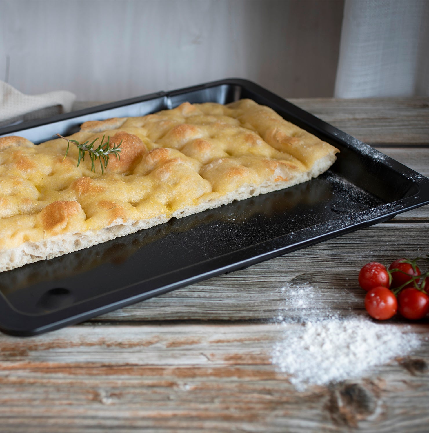 Extendable baking tray