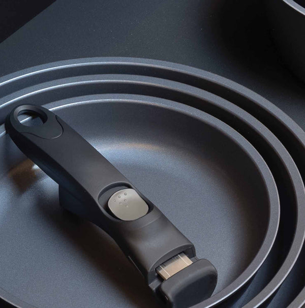 Set 2 padelle cm 24/28, casseruola16 cm + manico staccabile