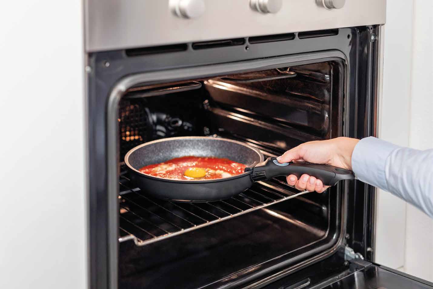 Padella senza manico inserita nel forno