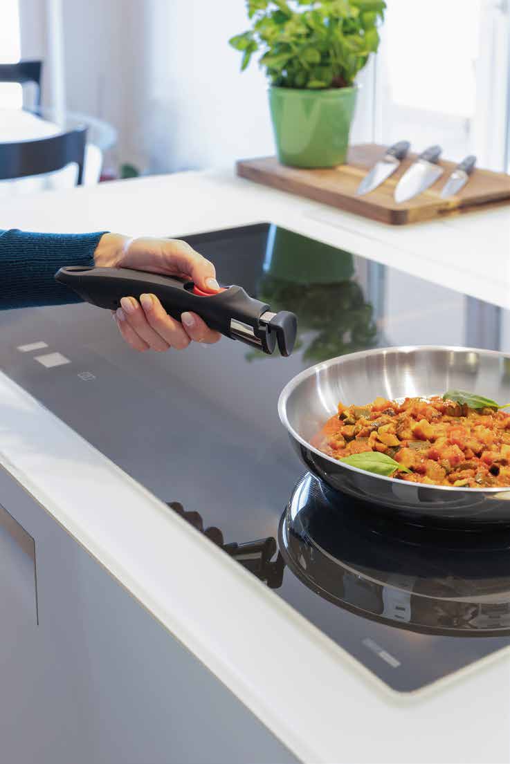 Padella con manico removibile utilizzata sul piano cottura
