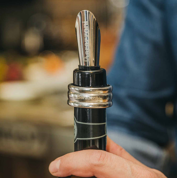 SNAGAROG 6 Pz Beccuccio per Versare il Vino Versatore Salvagoccia in Acciaio Inossidabile Versatore per Bottiglie con Cappucci di Gomma con 2 Pz Misurino da Bar per Cocktail, Bevande, Vino, Olio SNAGAROG 6 Pz Beccuccio per Versare il Vino Versatore Salvagoccia in Acciaio Inossidabile Versatore per Bottiglie con Cappucci di Gomma con 2 Pz Misurino da Bar per Cocktail, Bevande, Vino, Olio