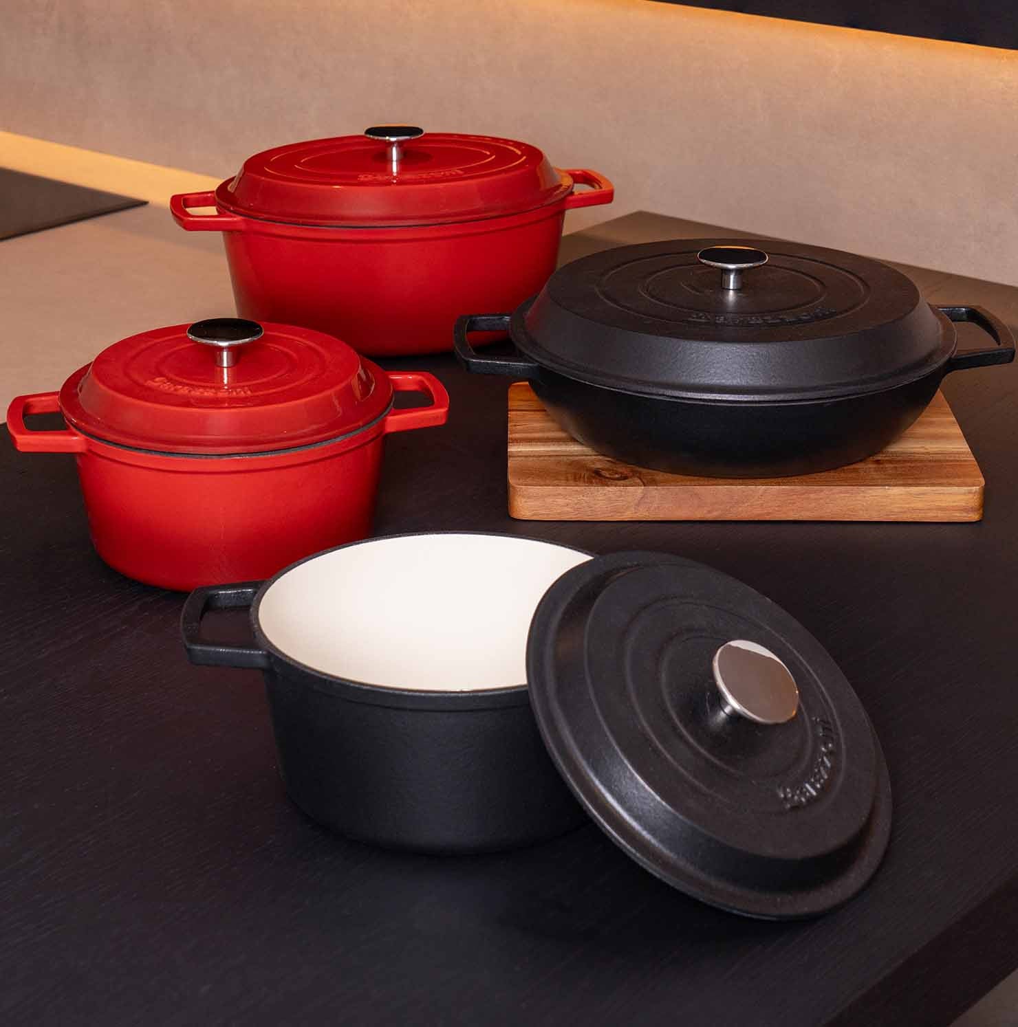 Oval saucepan with lid - matte black